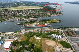 Luftbild über der Holtenauer Schleusen. Ein roter Kreis markiert das Gebiet Holtenau Ost beim MFG5