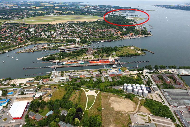Luftbild über der Holtenauer Schleusen. Ein roter Kreis markiert das Gebiet Holtenau Ost beim MFG5