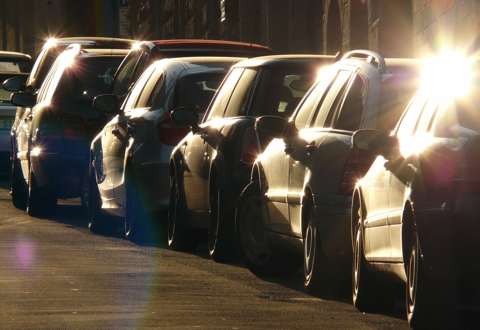 Autos parken hintereinander an der Straße
