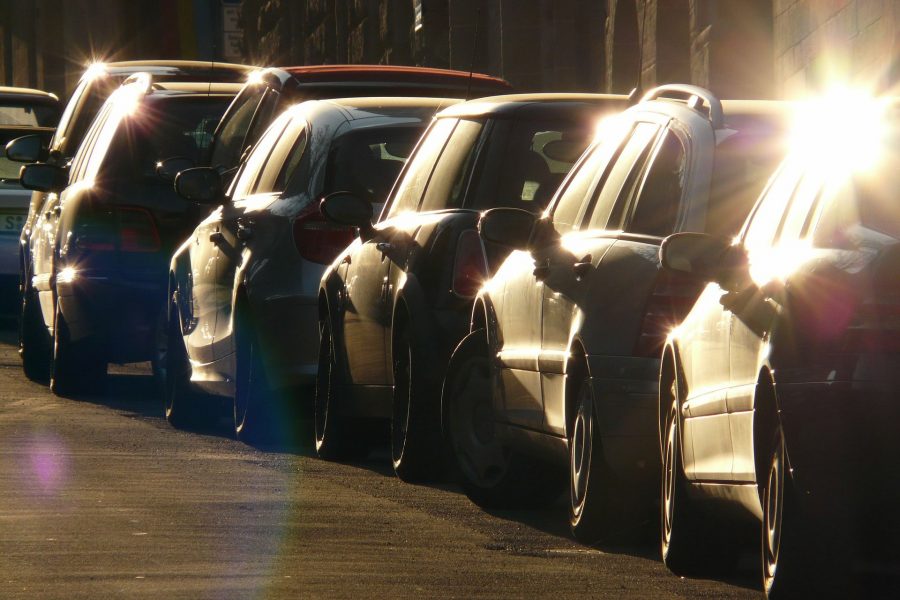 Autos parken hintereinander an der Straße