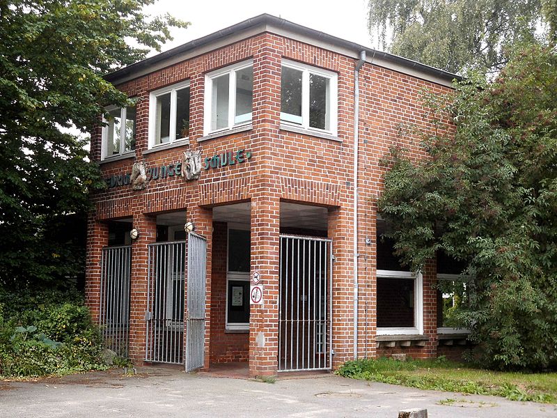 Eingangsportal der Friedrich-Junge-Schule im Kieler Stadtteil Schreventeich