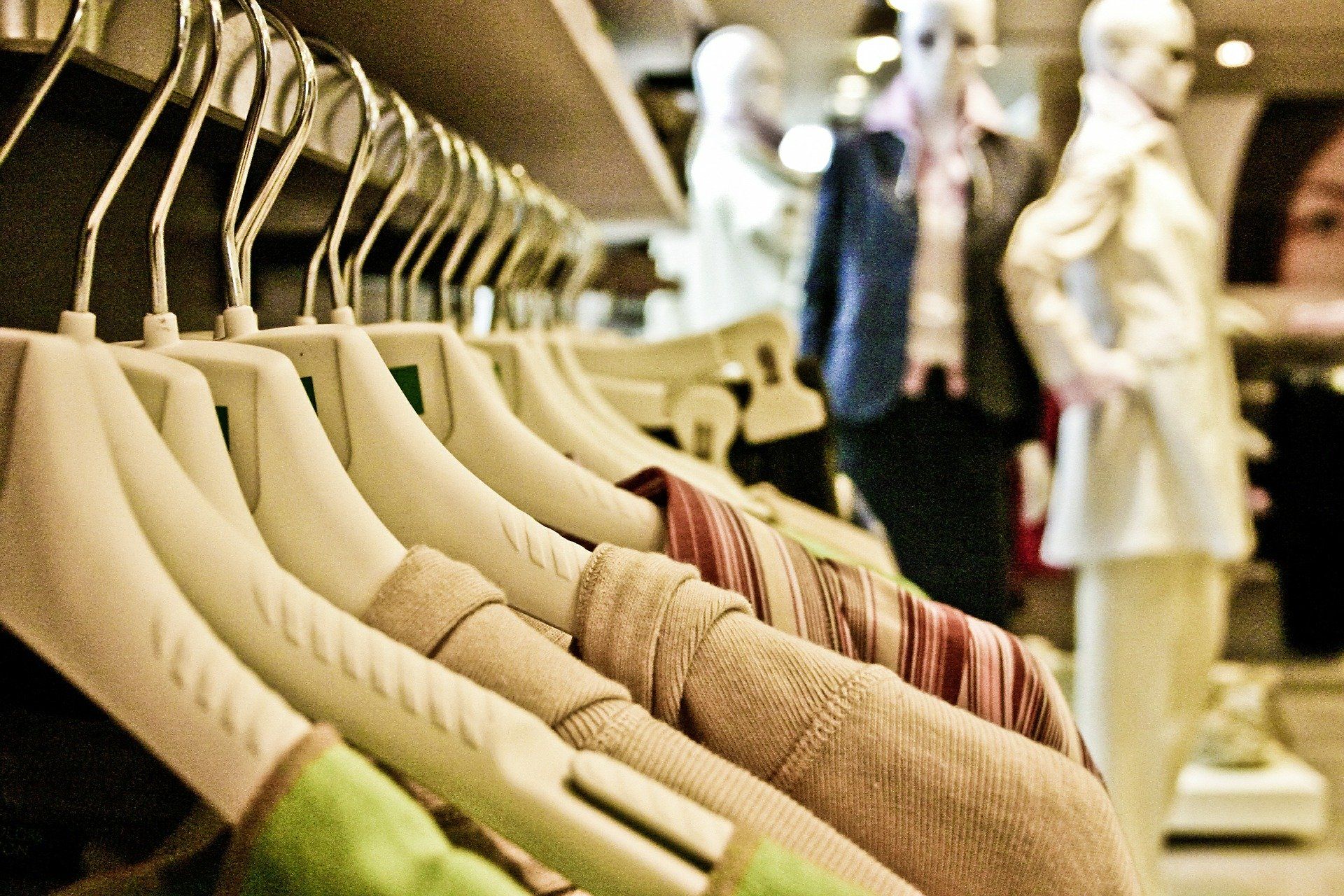 Kleidung im Geschäft und Modepuppen in einem Geschäft