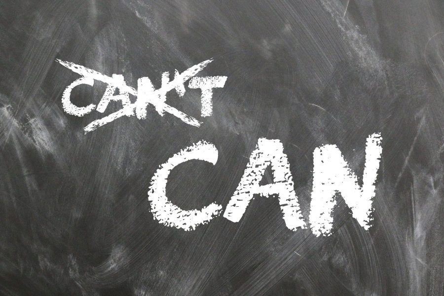 Bild einer Tafel, auf der mit Kreide geschrieben steht: "CAN'T" durchgestrichen und "CAN" darunter in doppelt so großer Schriftgröße
