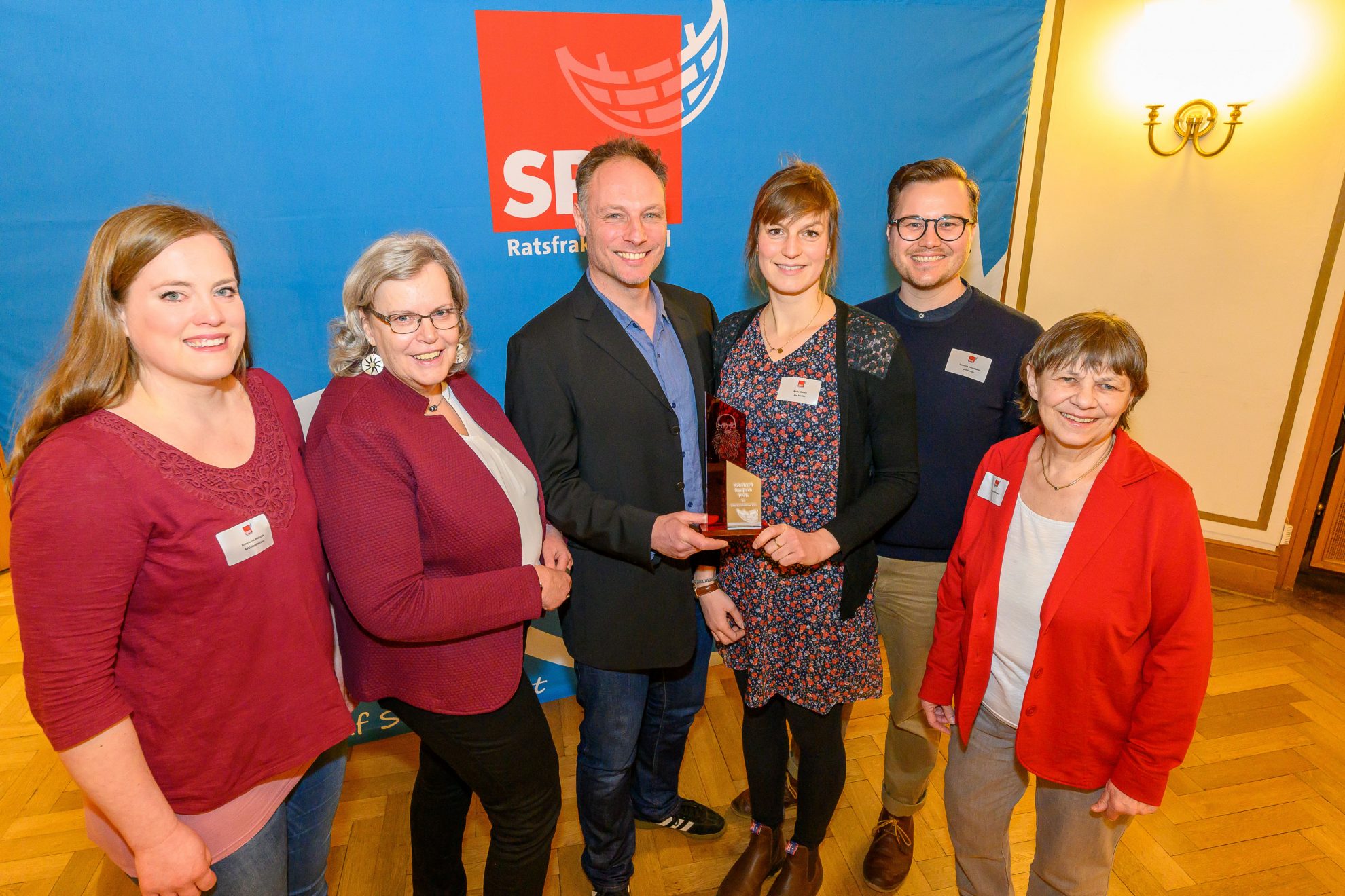 Foto von Ratsfrau Anna-Lena Walczak (sozialpolitische Sprecherin SPD-Ratsfraktion), Ratsfrau Gesa Langfeldt (Fraktionsvorsitzende SPD-Ratsfraktion), Martin Sprung, Maria Wenke, Dominik Hohnsbehn (alle pro familia) und Gundula Raupach bei der Verleihung des Eckehard-Raupach Preises 2020