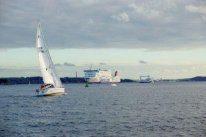 Segeltörn auf der Kieler Förde. Im Hintergrund fährt die Stena Line