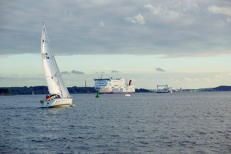 Foto Segeltörn auf der Kieler Förde. Im Hintergrund fährt die Stena Line