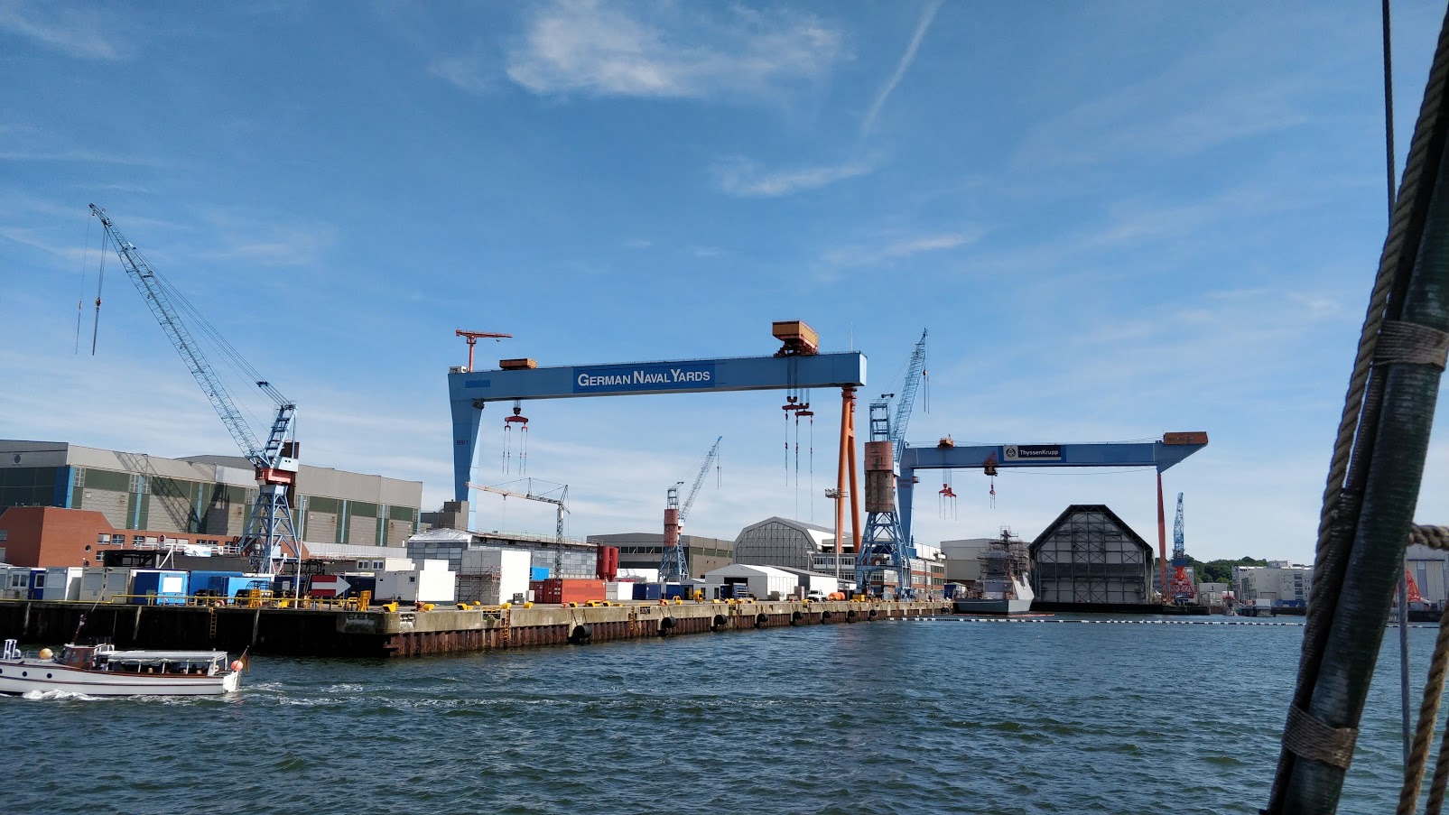Blick vom Wasser auf die Portalkräne und Gebäude der Werft German Naval Yards