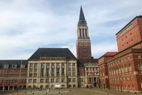Das Foto zeigt den Kieler Ratshausplatz und im Zentrum steht der Rathausturm.