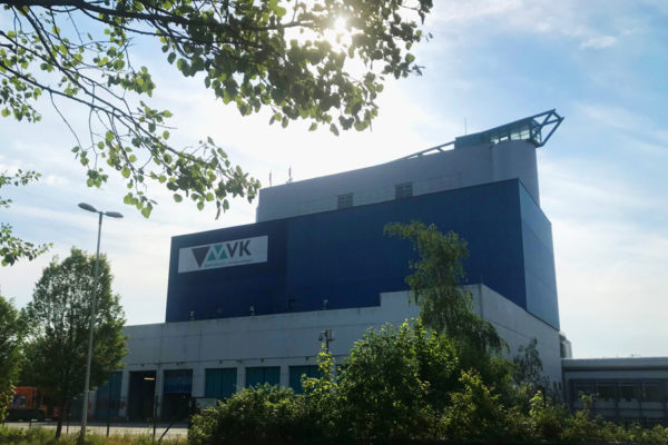 Das Foto zeigt das Firmengebäude der Müllverbrennung Kiel GmbH & Co. KG