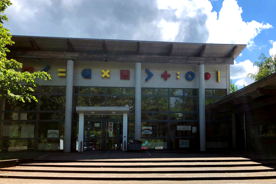 Das Foto zeigt die Theodor-Heuss-Grundschulein Kiel