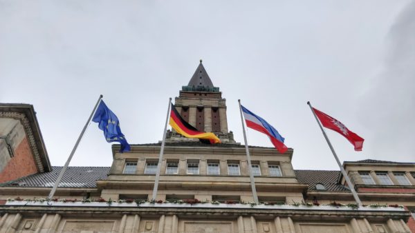 Kieler Rathaus mit Flaggen davor