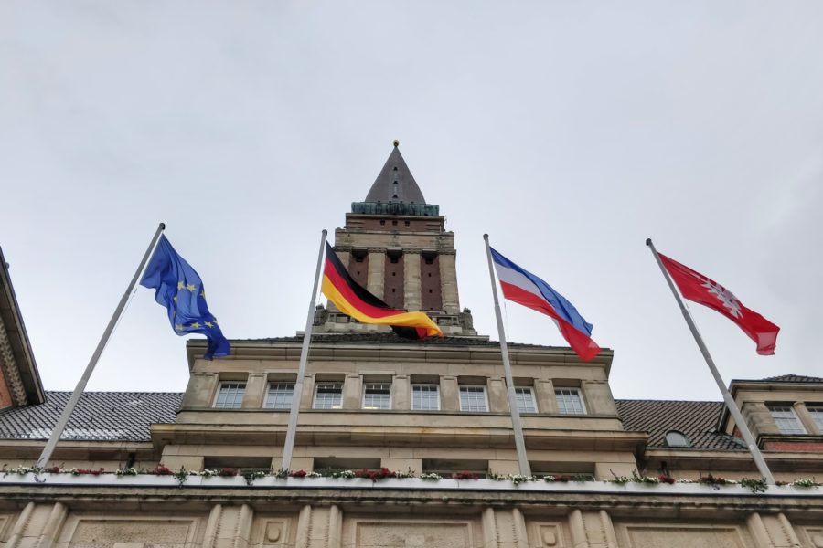 Kieler Rathaus mit Flaggen davor