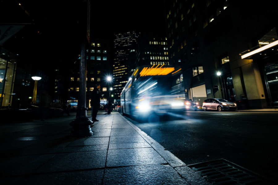 Foto zeigt einen fahrenden Bus bei Nacht
