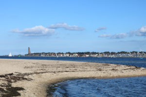 Falckensteiner Strand mit Blick auf die Kieler Förde. Im Hintergrund ist Laboe mit dem Ehrendenkmal