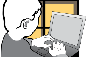 Junger Mensch tippt auf Laptop. Im Hintergrund ein Fenster mit gelben Scheiben.