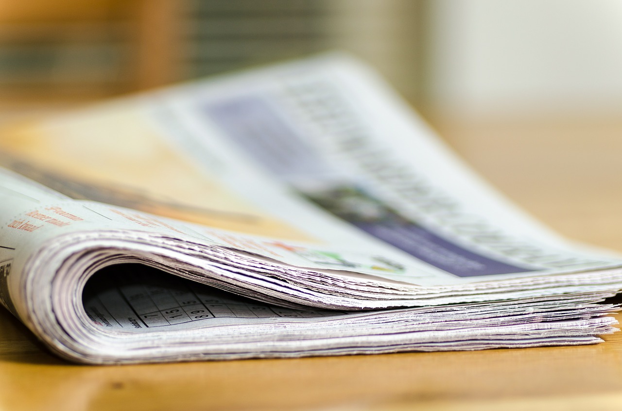 Zeitungsausgabe auf dem Tisch