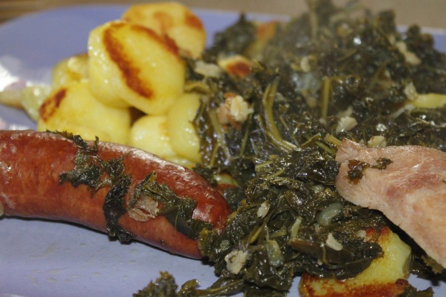 Grünkohl, Bratkartoffeln, Wurst und Kassler