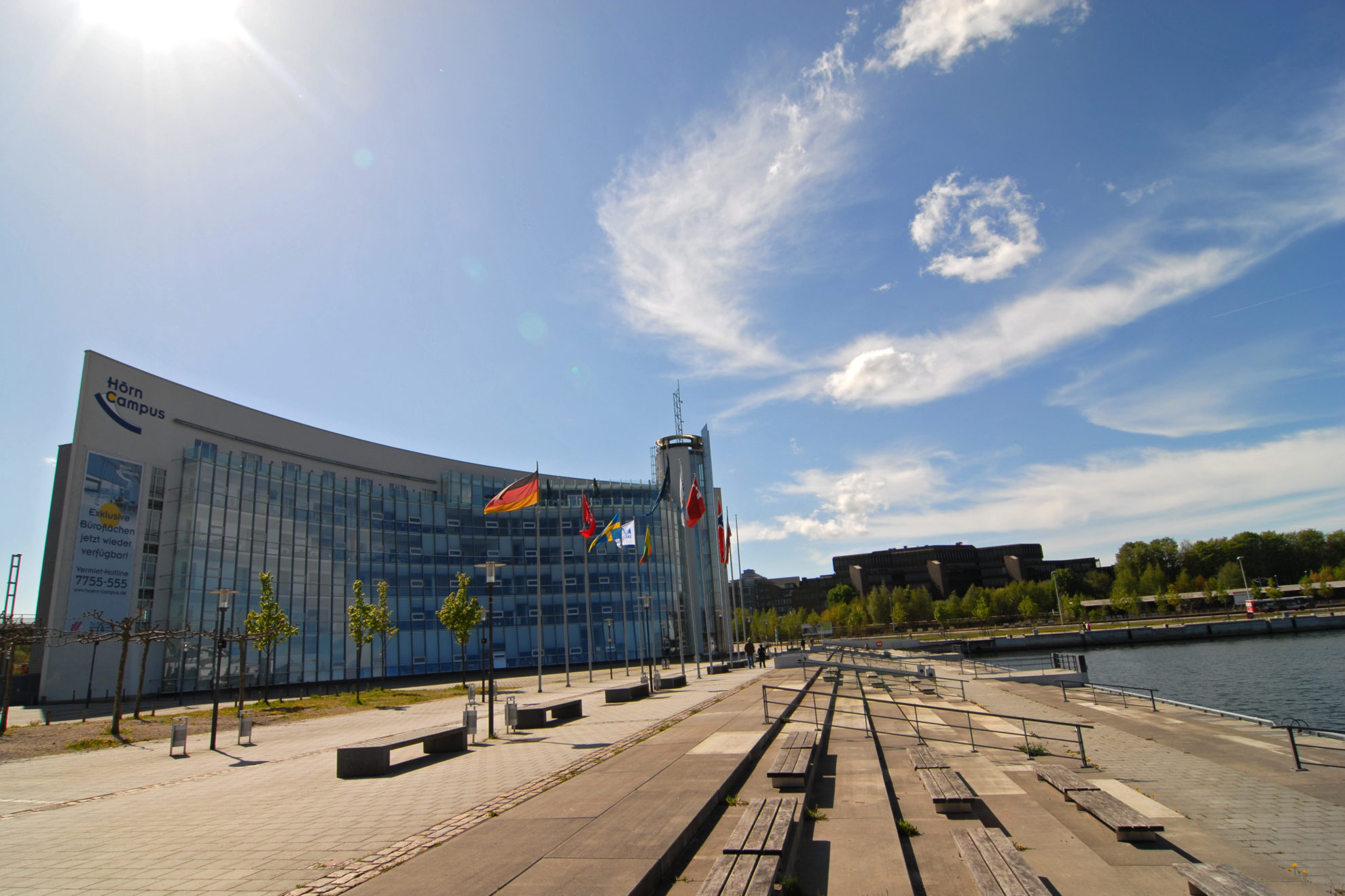 Hörn Campus mit Flaggen davor und Treppenstufen zur Hörn