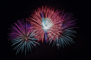 Feuerwerk am Himmel bei Nacht