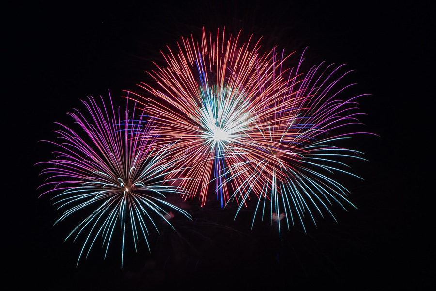 Feuerwerk am Himmel bei Nacht