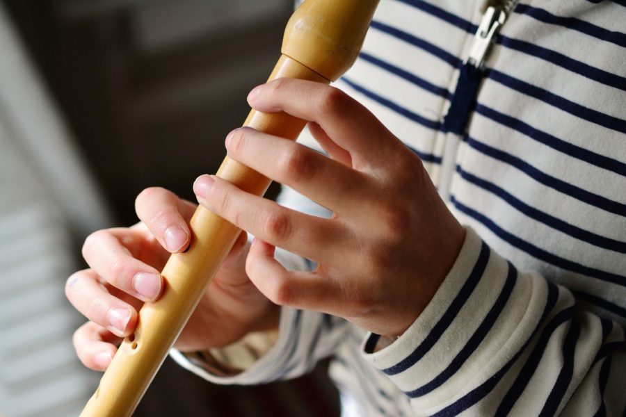 Kind spielt Flöte