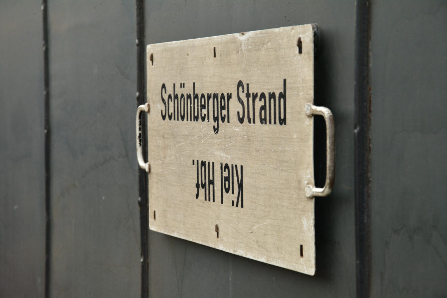 Altes Schild auf Waggon Kiel nach Schönberger Strand
