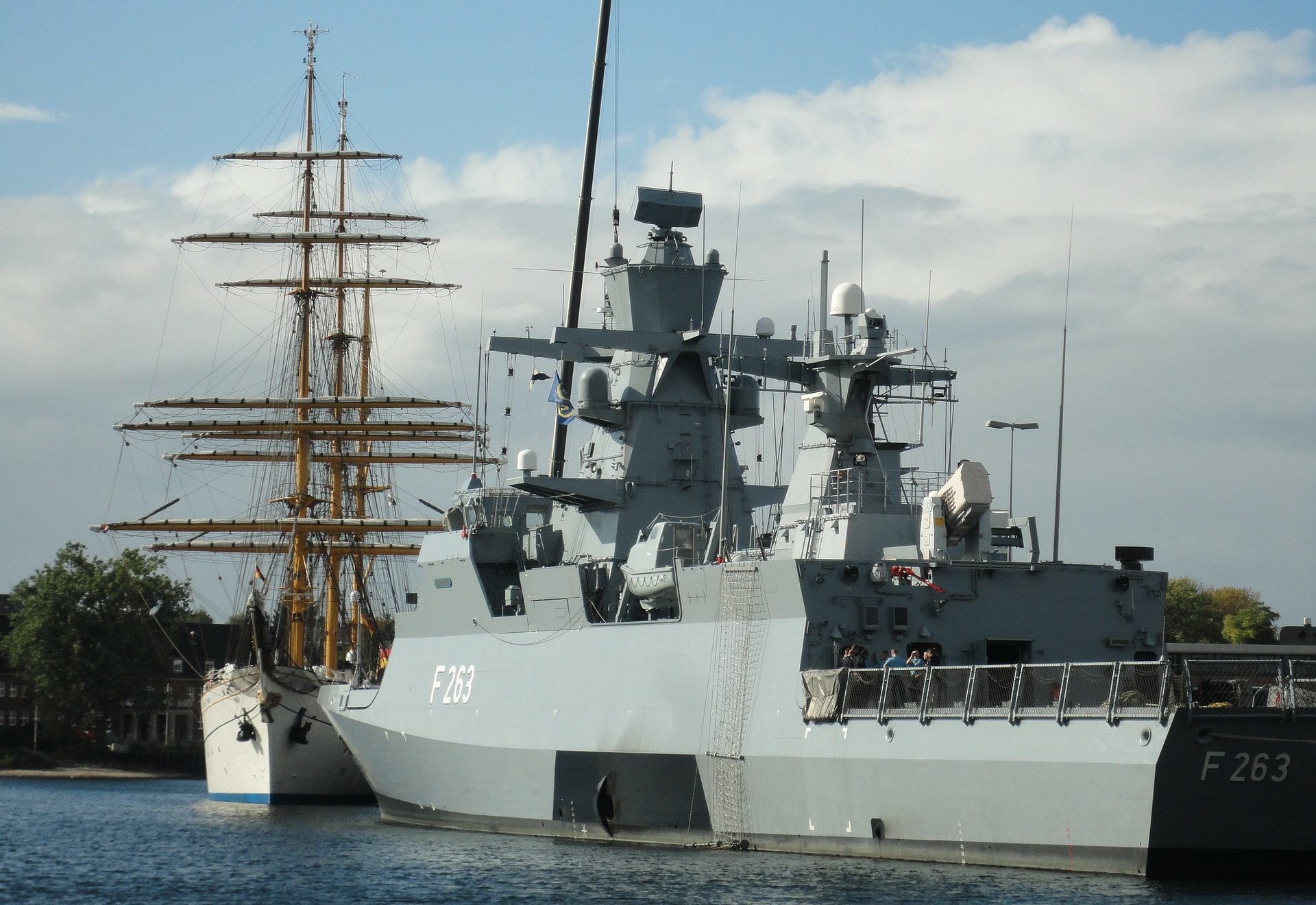 Marineschiff F263 und Segelschiff in der Ostsee