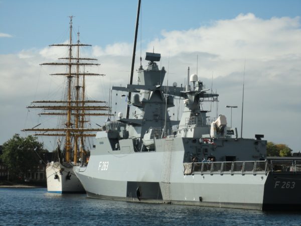 Marineschiff F263 und Segelschiff in der Ostsee