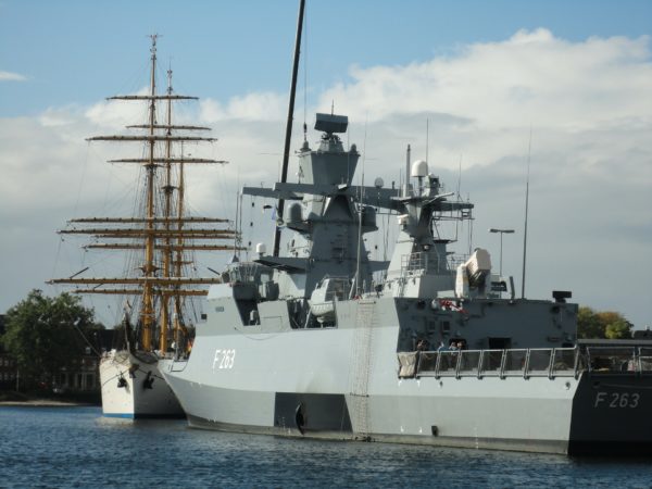 Marineschiff F263 und Segelschiff in der Ostsee