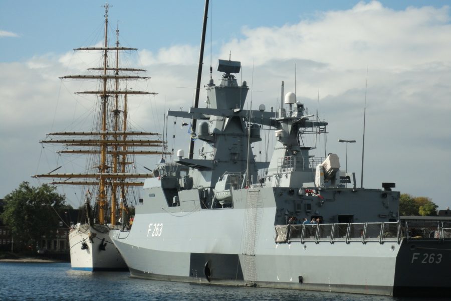 Marineschiff F263 und Segelschiff in der Ostsee