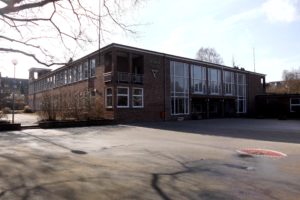 Hebbelschule mit Schulhof aus Asphalt davor