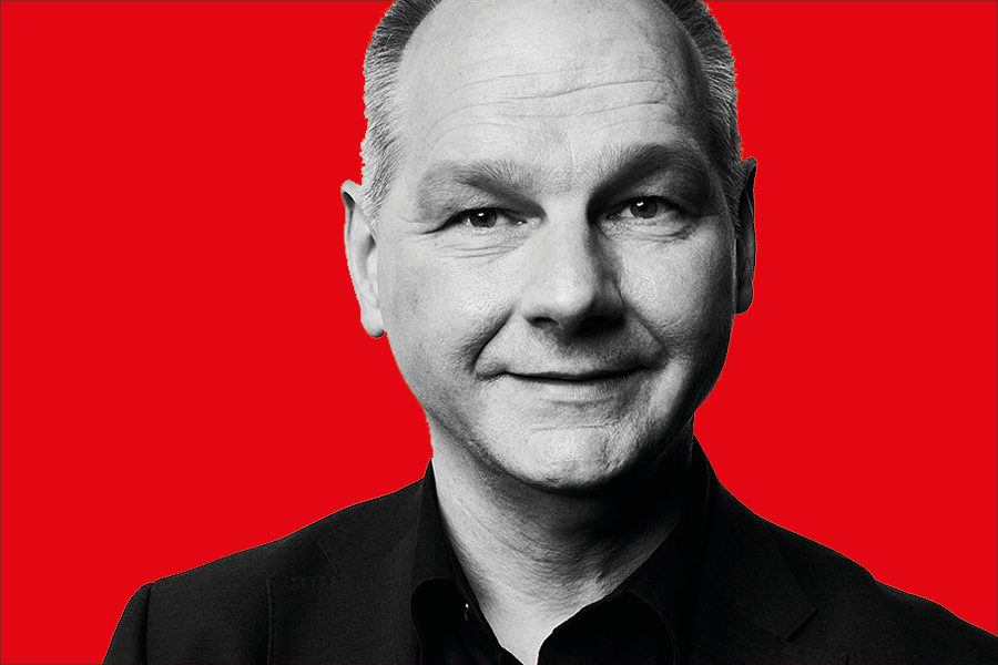 Mathias Stein vor rotem Hintergrund