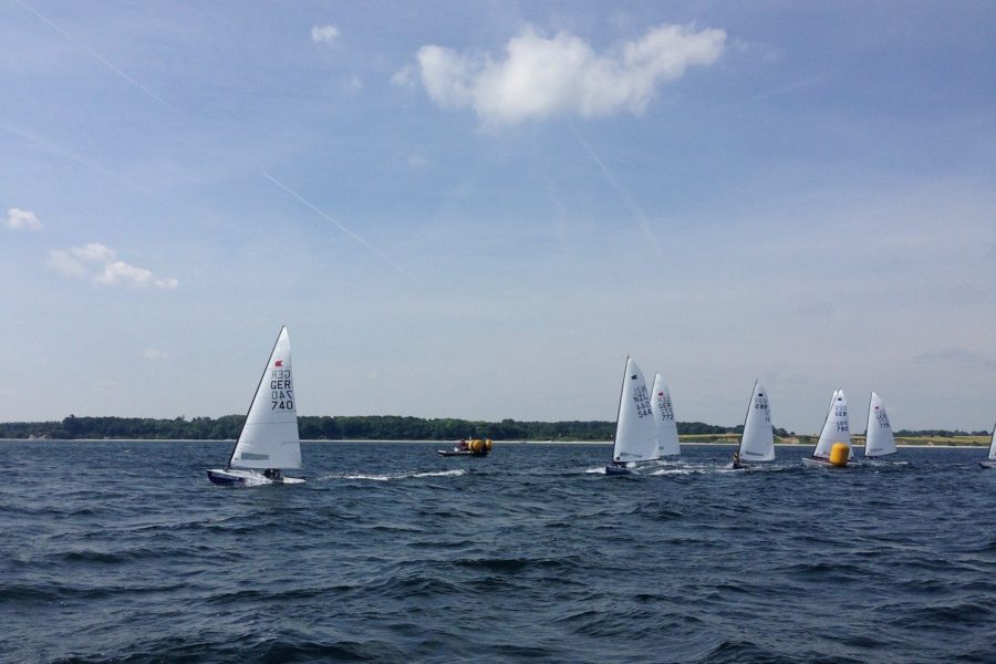 Jollen im Segelrennen auf der Kieler Woche