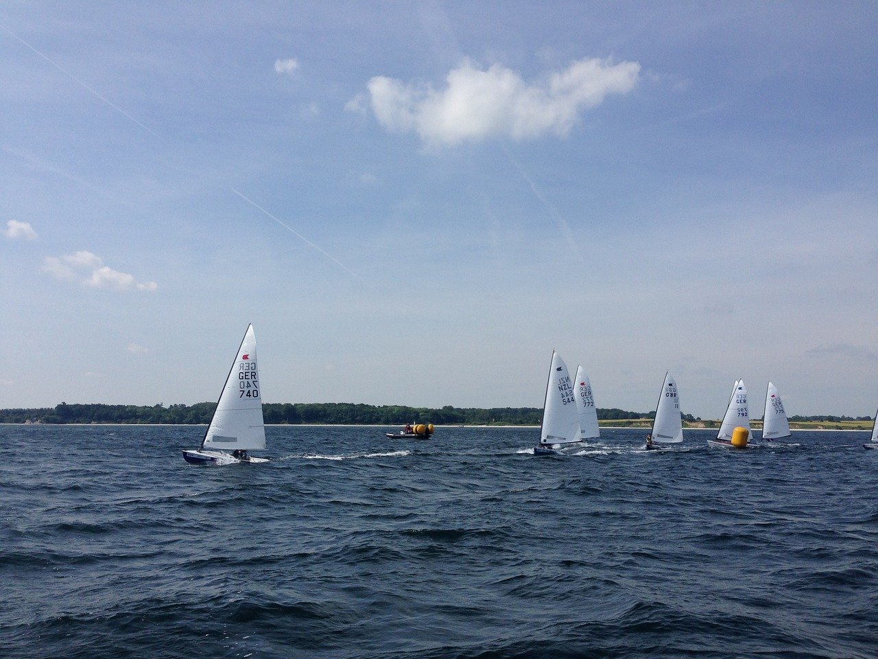 Jollen im Segelrennen auf der Kieler Woche