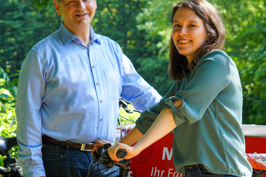 Mathias Stein und Delara im Grünen mit Fahrrädern