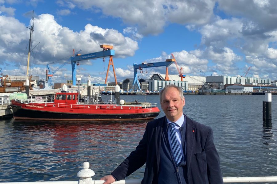 Mathias Stein an der Kieler Förde, im Hintergrund HDW-Kräne