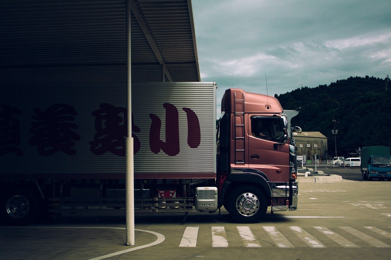 LKW vor Lagerhalle