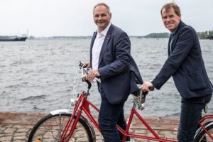 Mathias Stein und Ulf Kämpfer auf einem Tandem am Strand