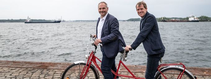 Mathias Stein udn Ulf Kämpfer auf einem Tandem am Strand