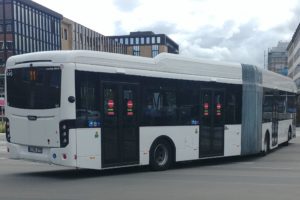 Weißer KVG-Bus fährt am Holstenfleet