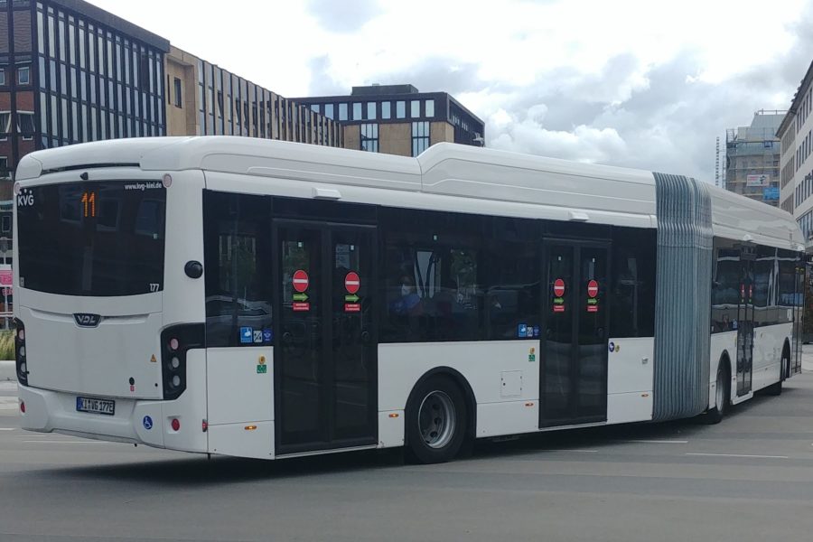 Weißer KVG-Bus fährt am Holstenfleet