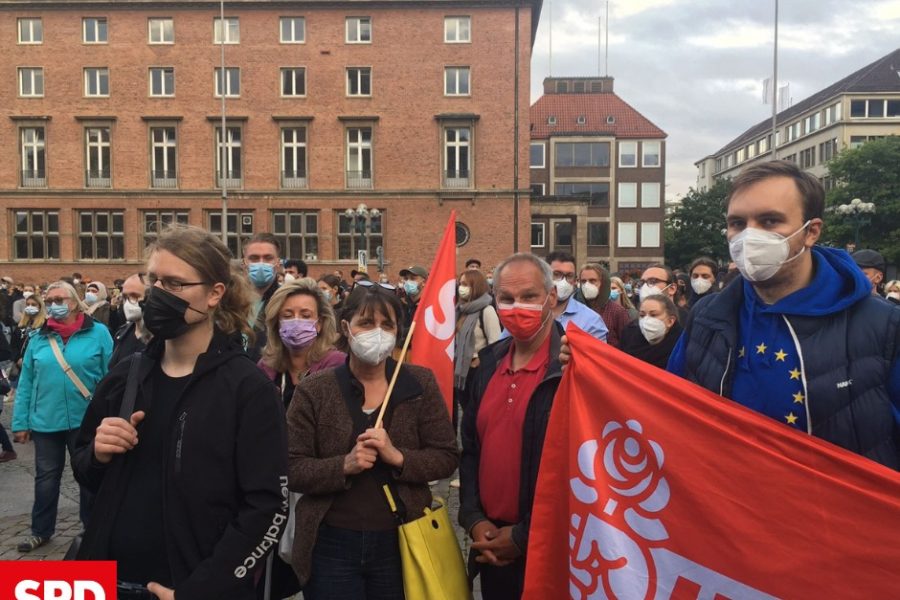 Demonstrant*innen auf dem Rathausplatz