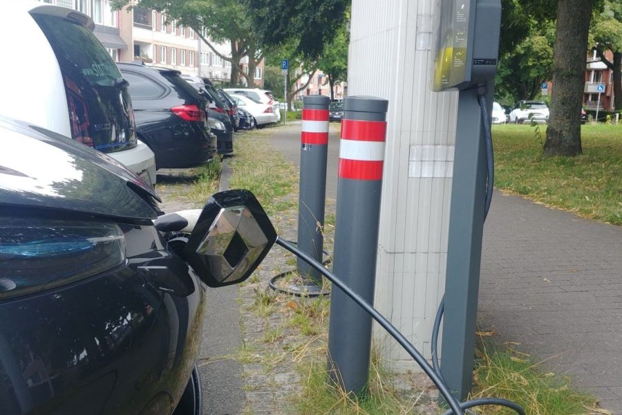 Elektroauto angeschlossen an Ladesäule