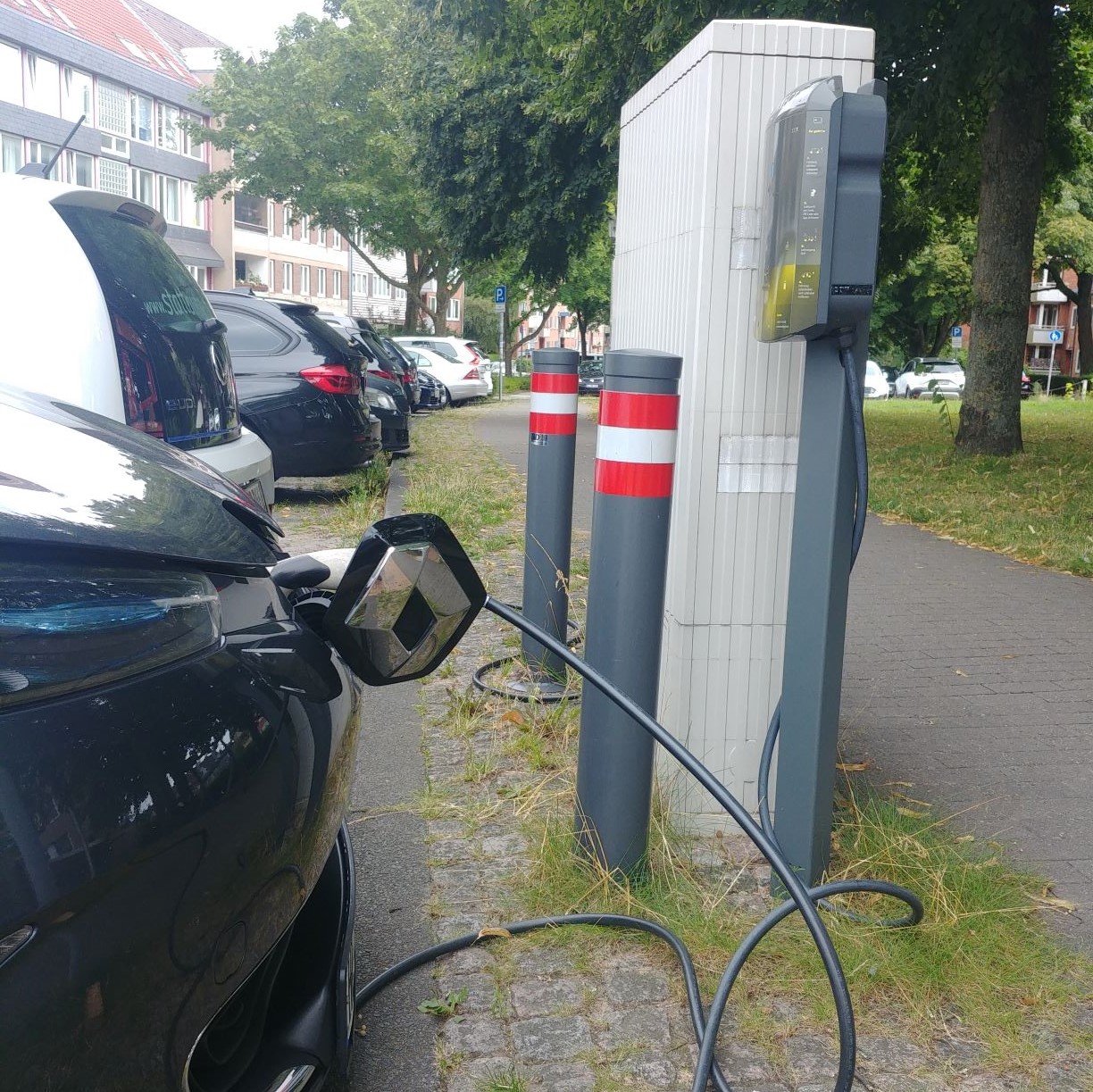 Elektroauto angeschlossen an Ladesäule