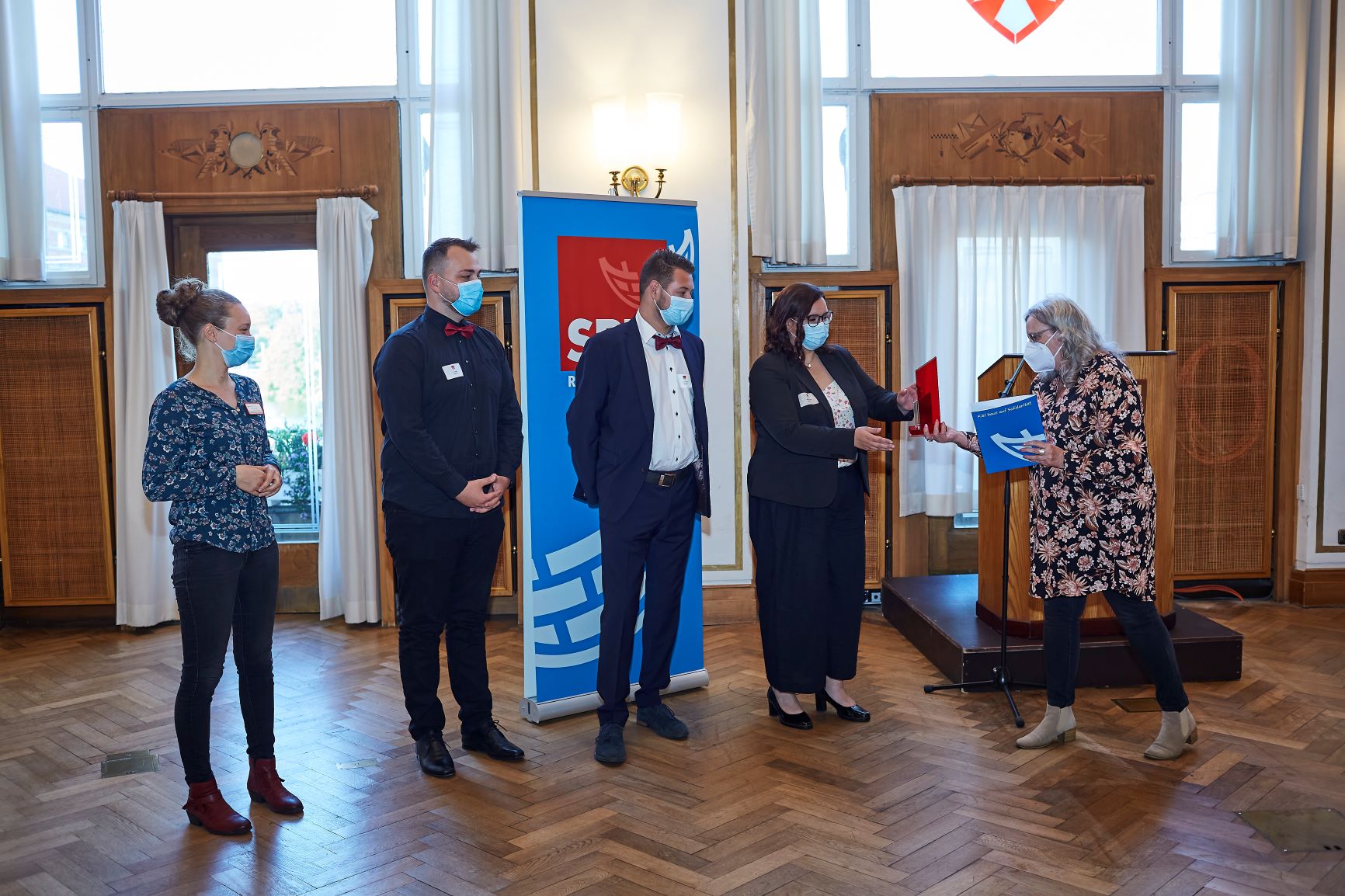 Gesa Langfeldt gibt den Eckehard-Raupach-Preis an Vertretung der AWO-Strandfahrten