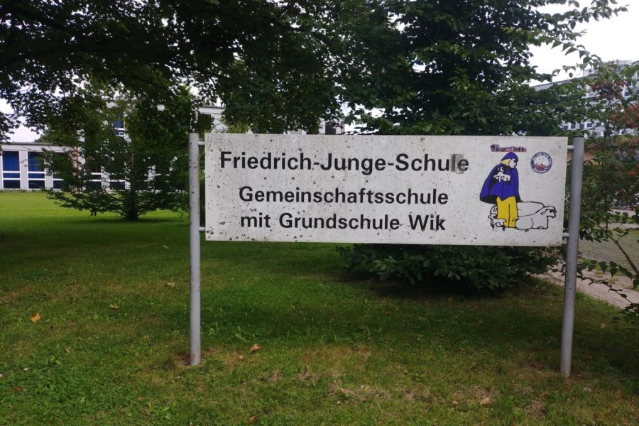 Schild Friedrich-Junge-Schule. Gemeinschaftsschule mit Grundschule Wik