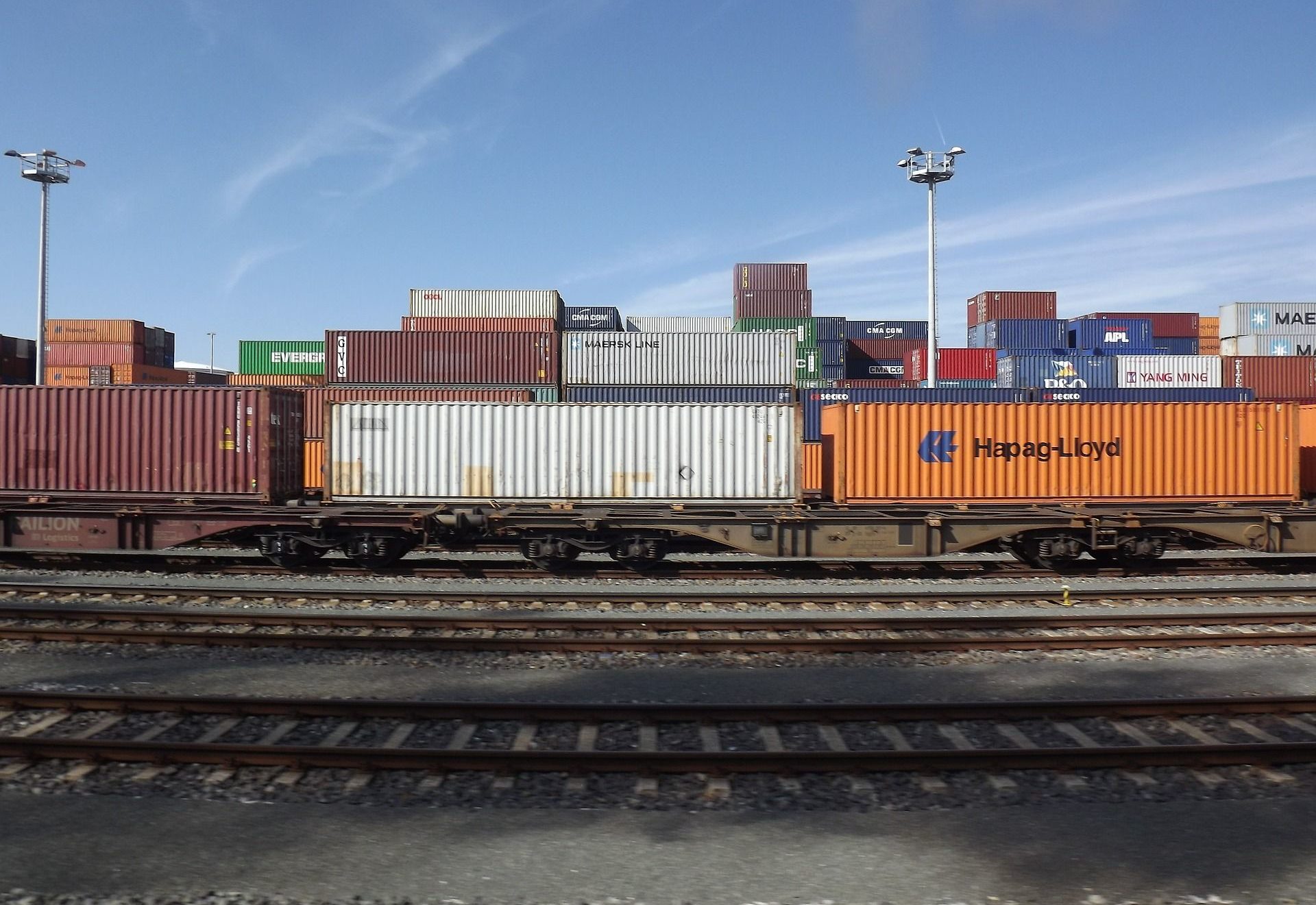 Güterwaggons auf Schienen