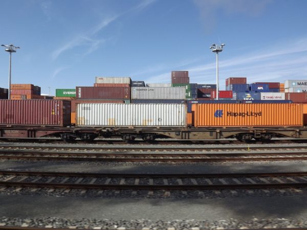 Güterwaggons auf Schienen