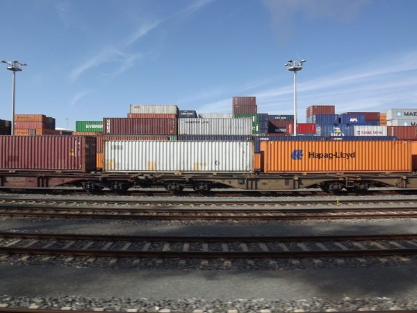 Güterwaggons auf Schienen