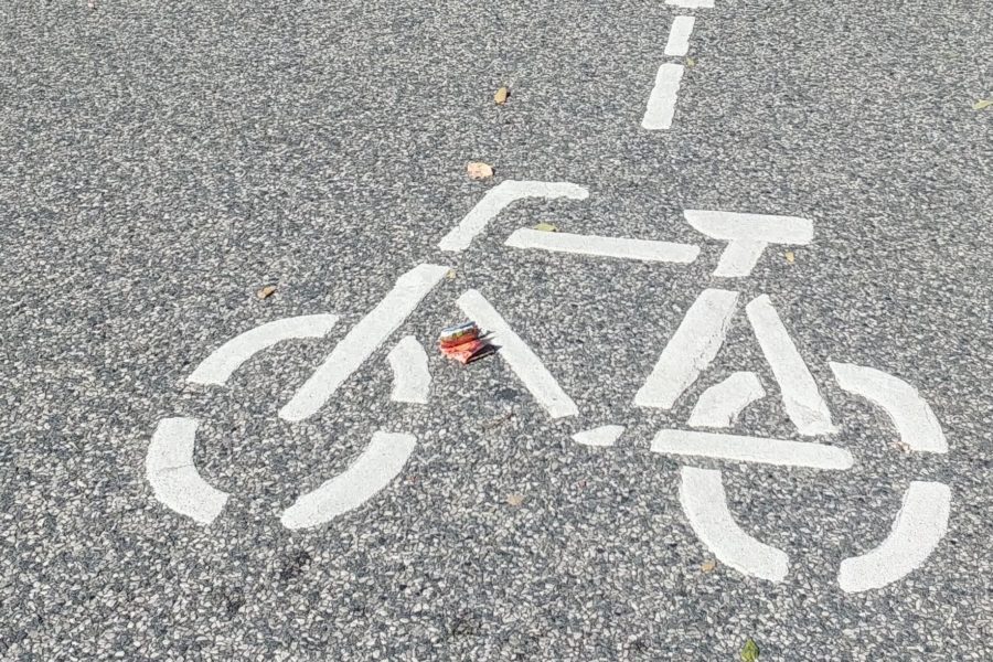 Zeichen Fahrrad auf Straße